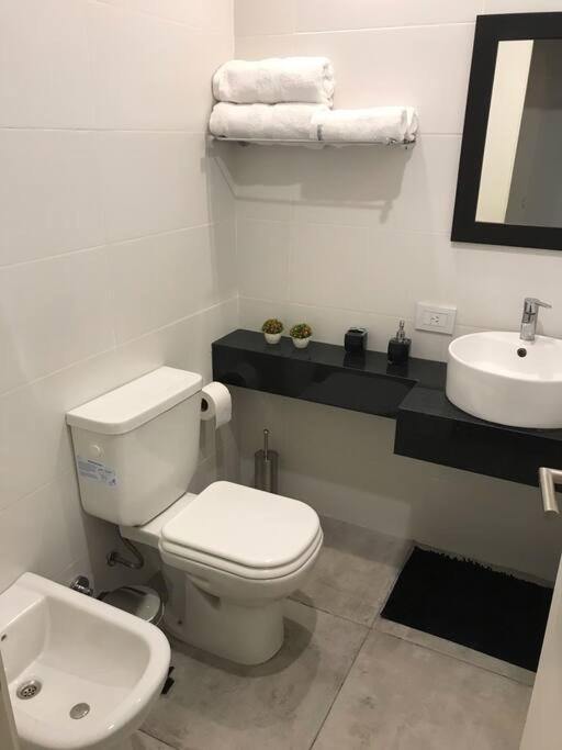 Suite In San Telmo Dormitorio En Suite Con Dos Banos Y Balcon A La Calle บัวโนสไอเรส ภายนอก รูปภาพ