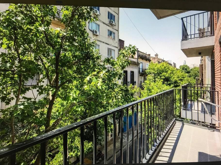 Suite In San Telmo Dormitorio En Suite Con Dos Banos Y Balcon A La Calle บัวโนสไอเรส ภายนอก รูปภาพ